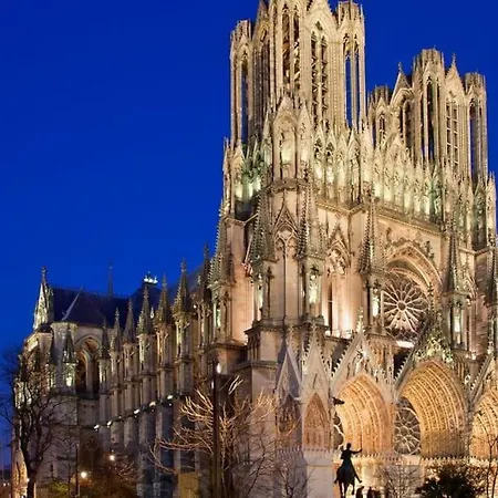 Dom wakacyjny Maison 200m2- 9 Avec Sdb - 16-18 Personnes - Seminaire-proche Centre-ville-gare Et Arena-terrasse